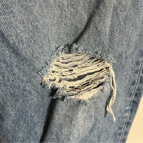 Women’s Levi’s 501 Original Button Fly Distressed Jeans Size 30‎ X 26 Light Wash - Picture 3 of 14